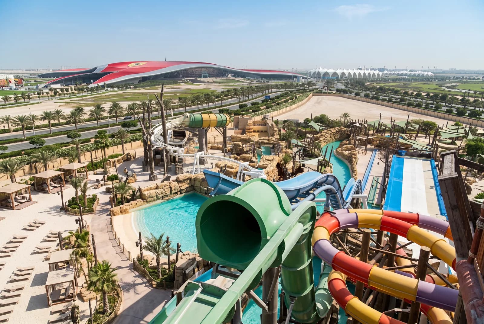 Toboganes y piscinas en Yas Waterworld