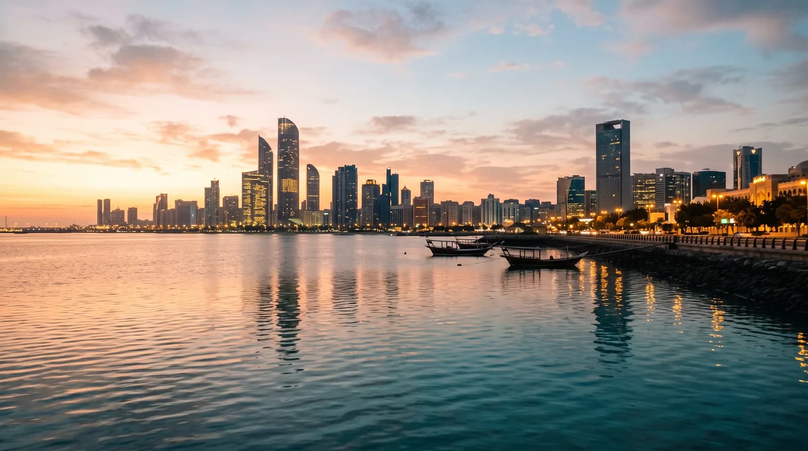 Sonnenuntergang über dem Meer und der Skyline von Abu Dhabi