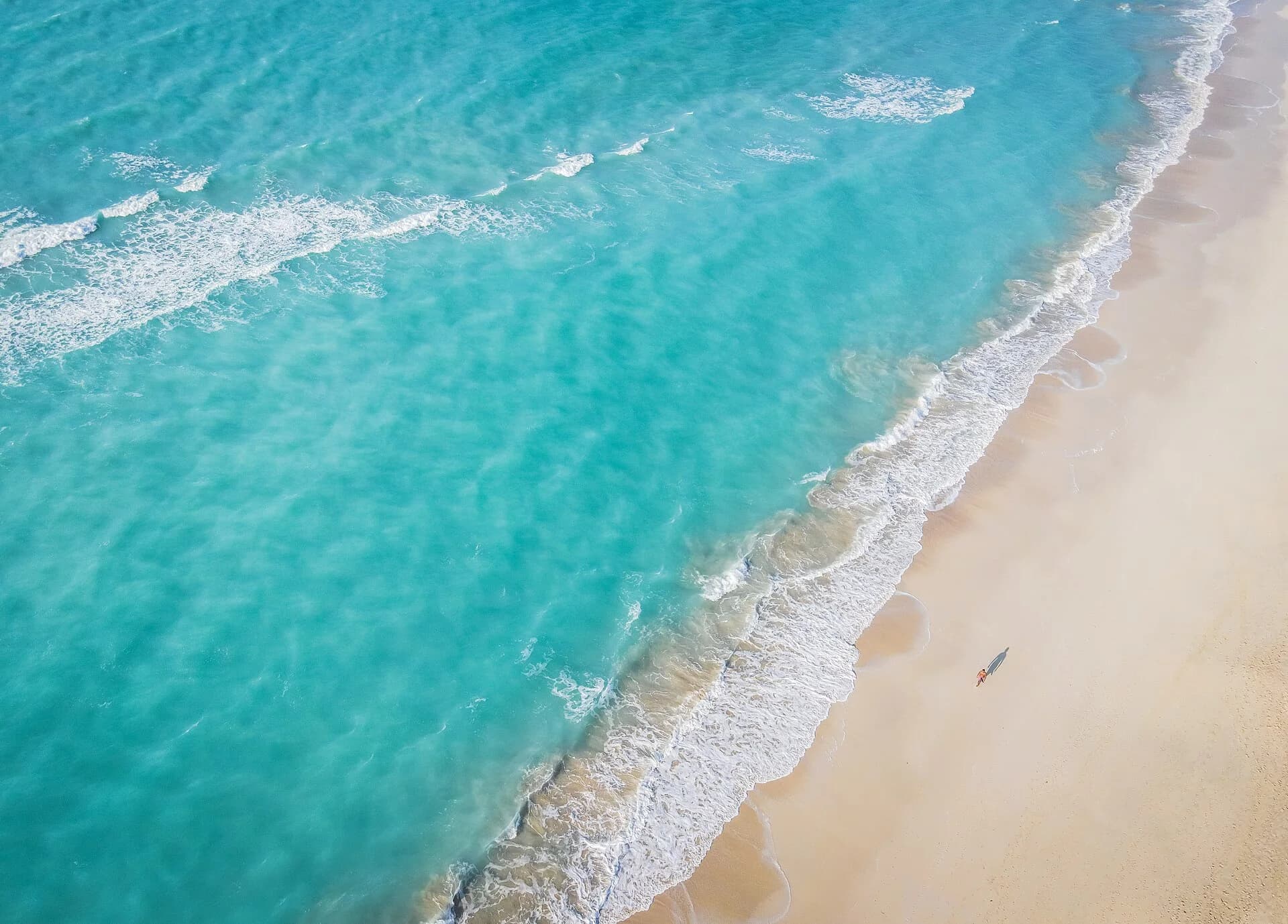 Vue aérienne de l’eau turquoise et du sable blanc le long du rivage de Saadiyat