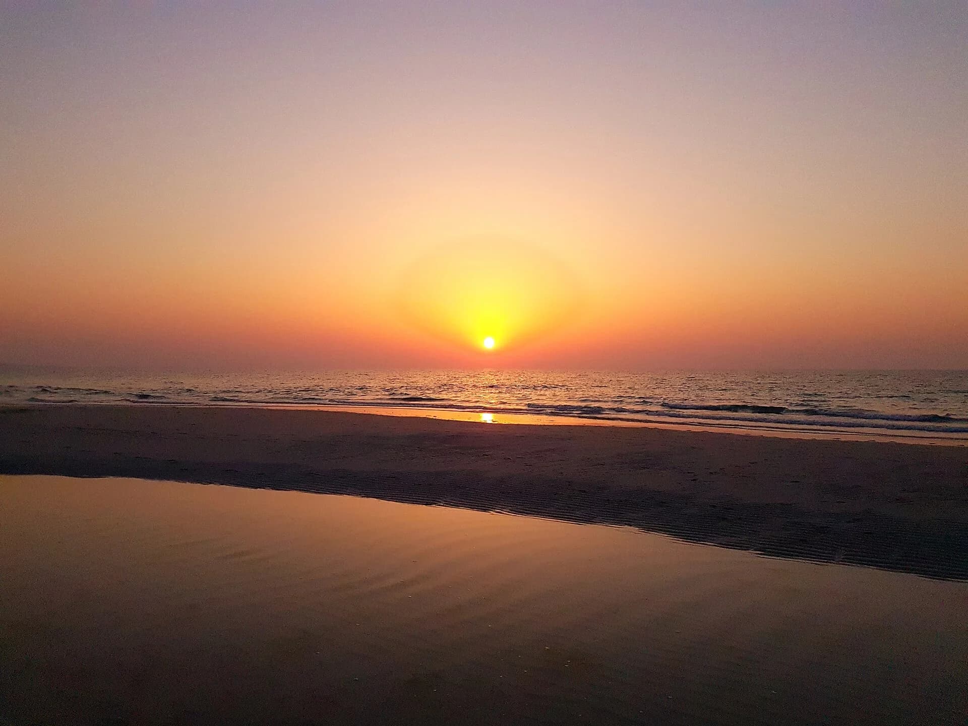 Coucher de soleil sur le golfe depuis une plage d’Abu Dhabi