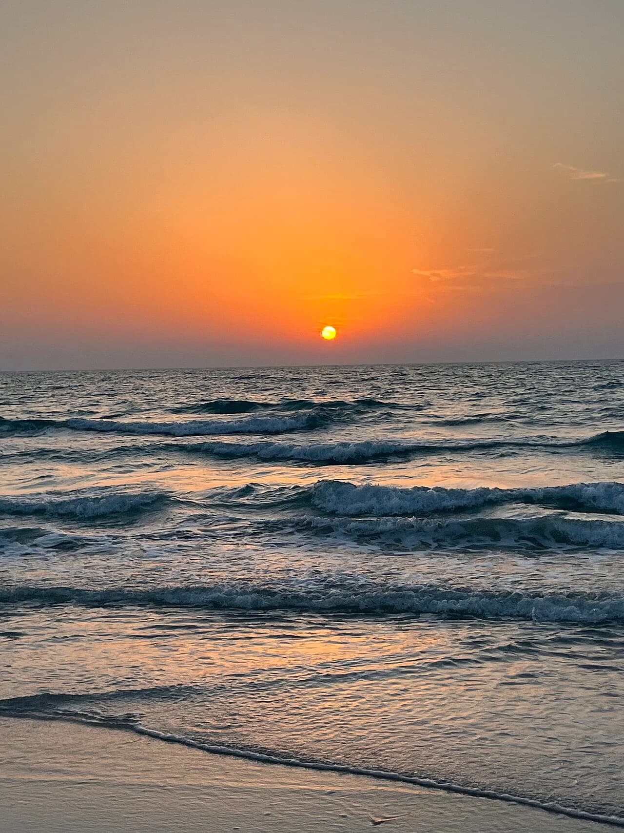 Vagues au coucher du soleil sur le rivage de Saadiyat