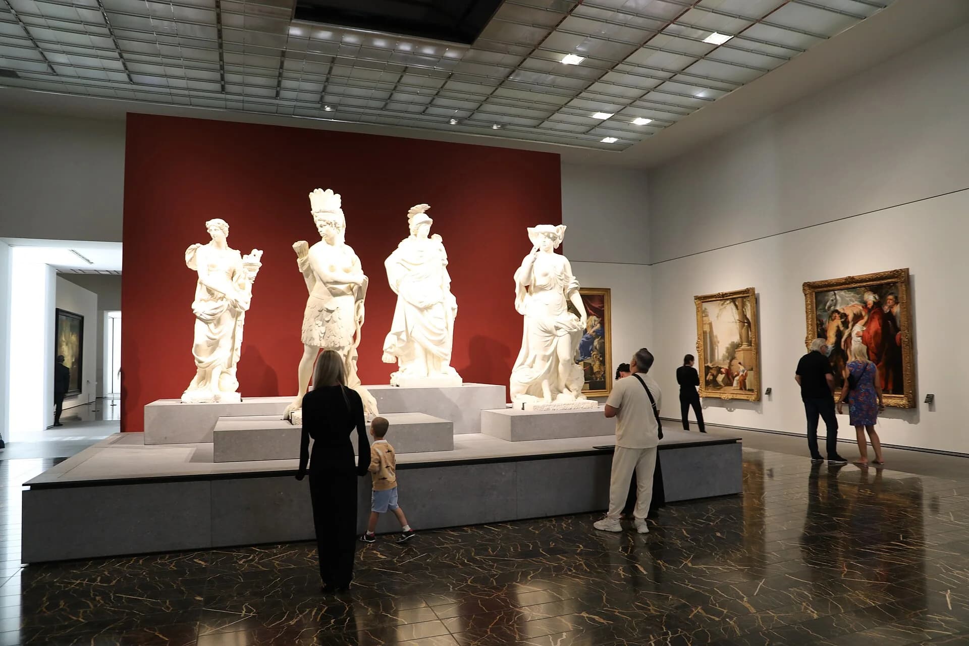 Sala con sculture e dipinti barocchi e rococò