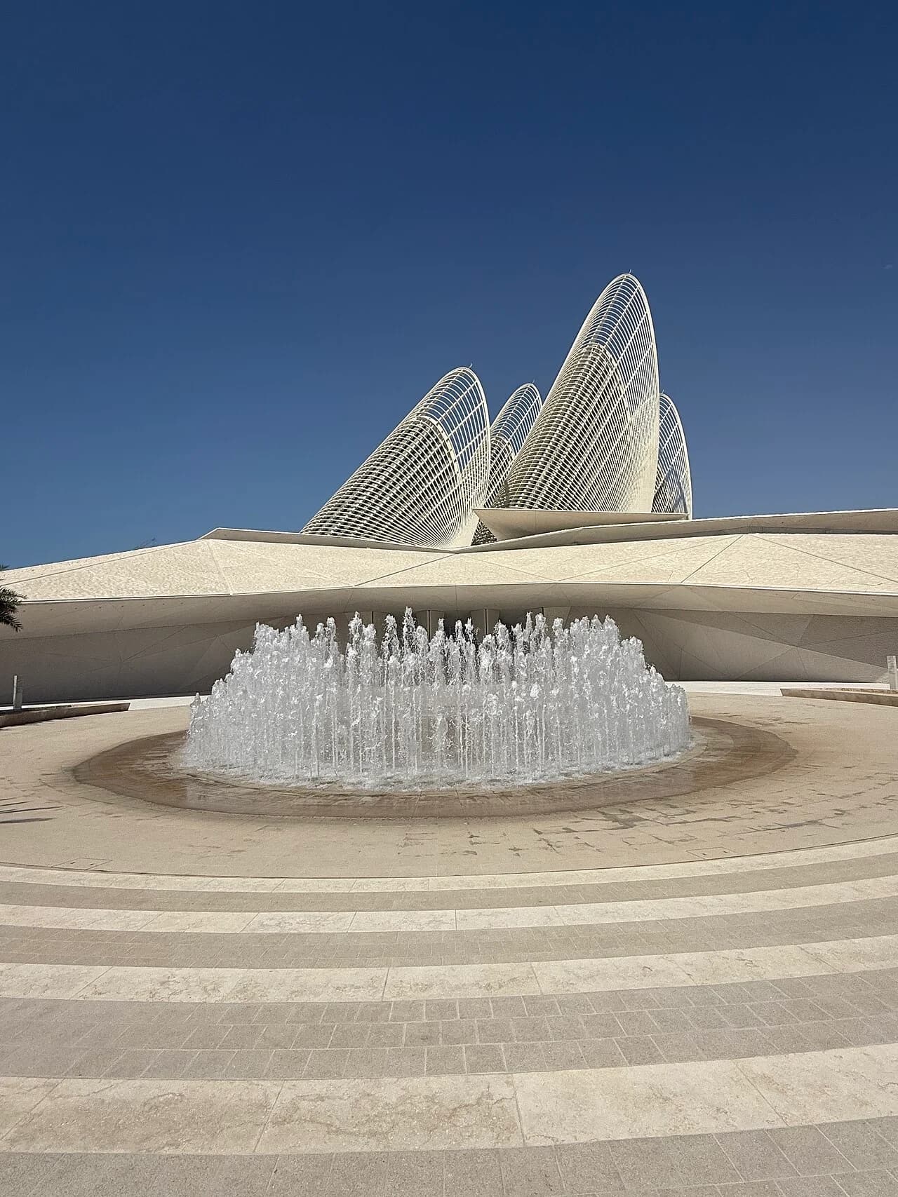 Haupteingang und Türme des Zayed National Museum