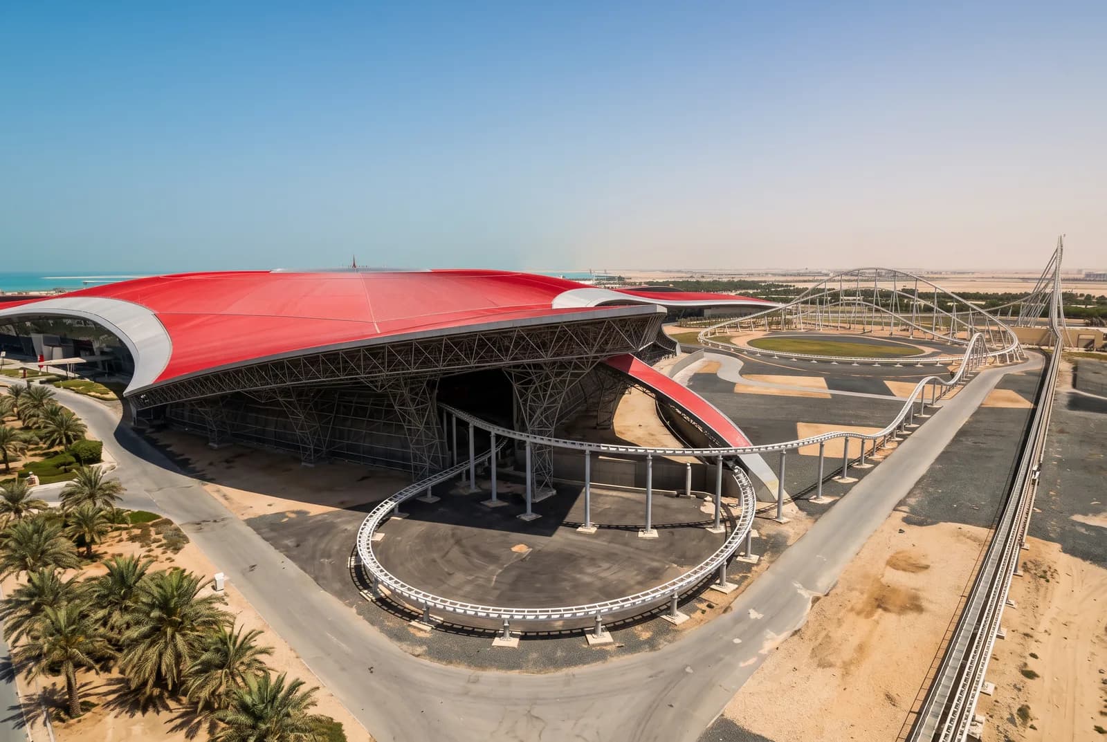 El tejado rojo y las montañas rusas de Ferrari World en la isla de Yas