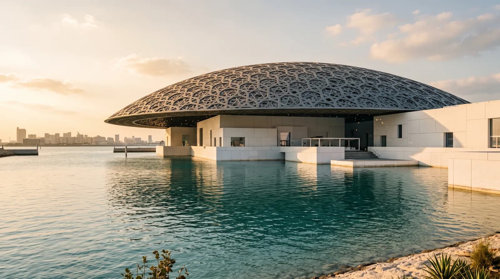 Die Skyline von Abu Dhabi bei Sonnenuntergang entlang der Corniche