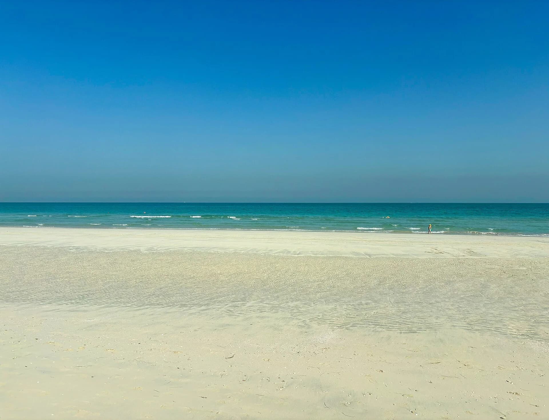 Large bande de sable et eau peu profonde par un matin calme, Saadiyat