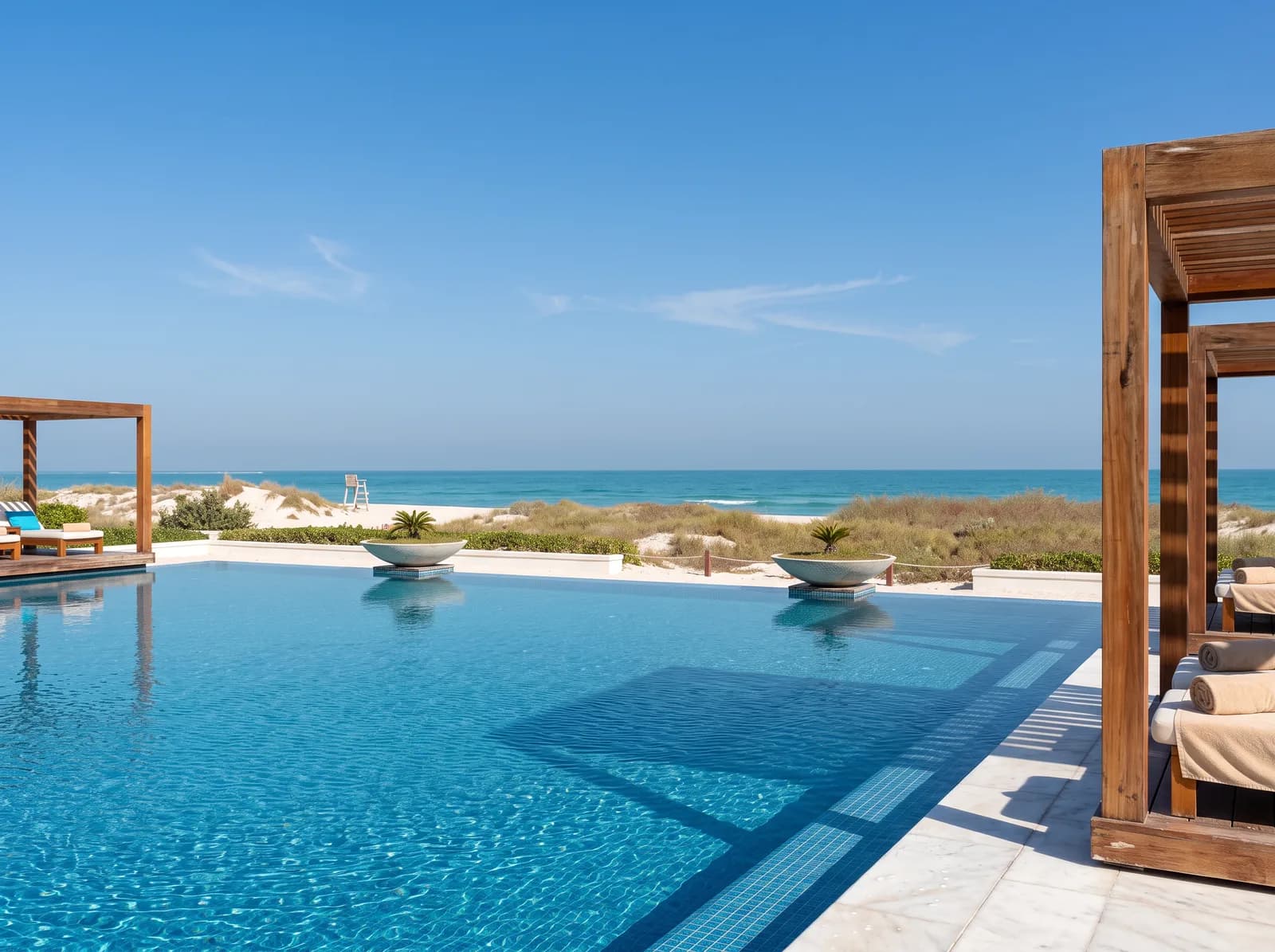 Infinity-Pool mit Meerblick, Saadiyat Beach Club