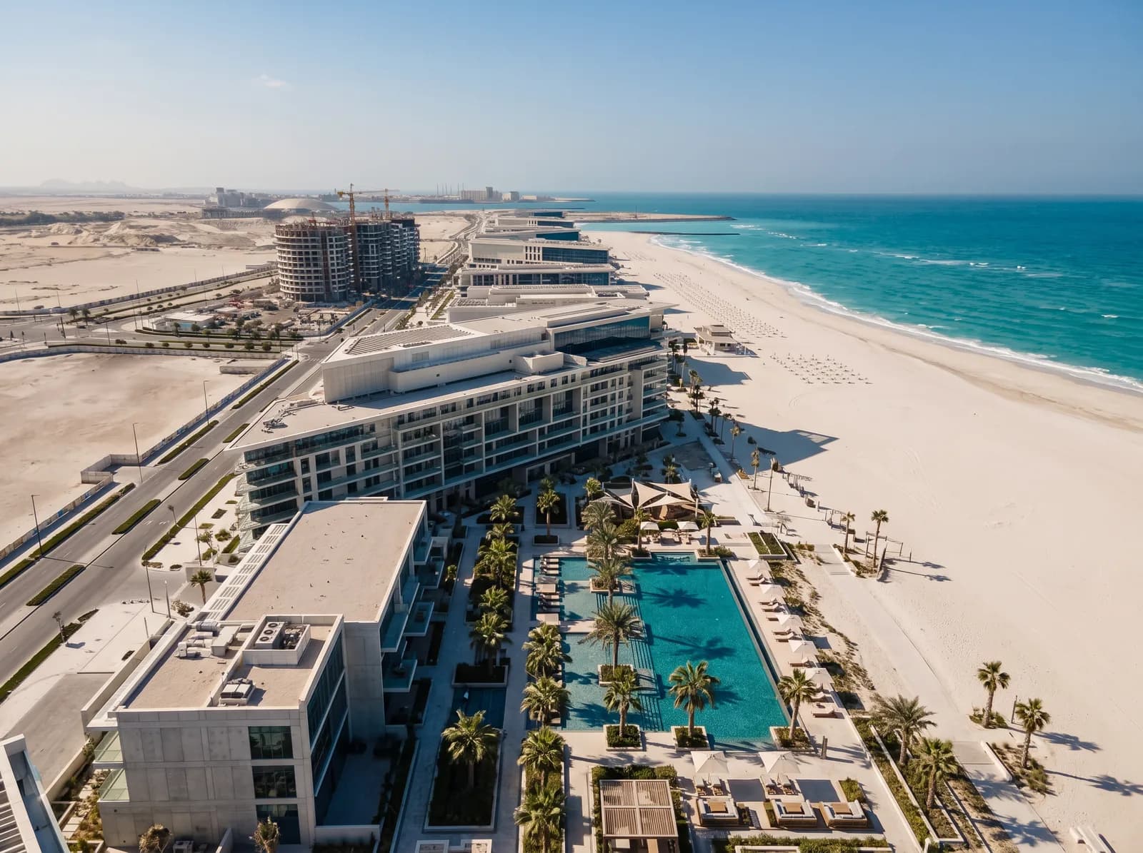 Vista aérea dos prédios, das piscinas e da praia, Mamsha Al Saadiyat