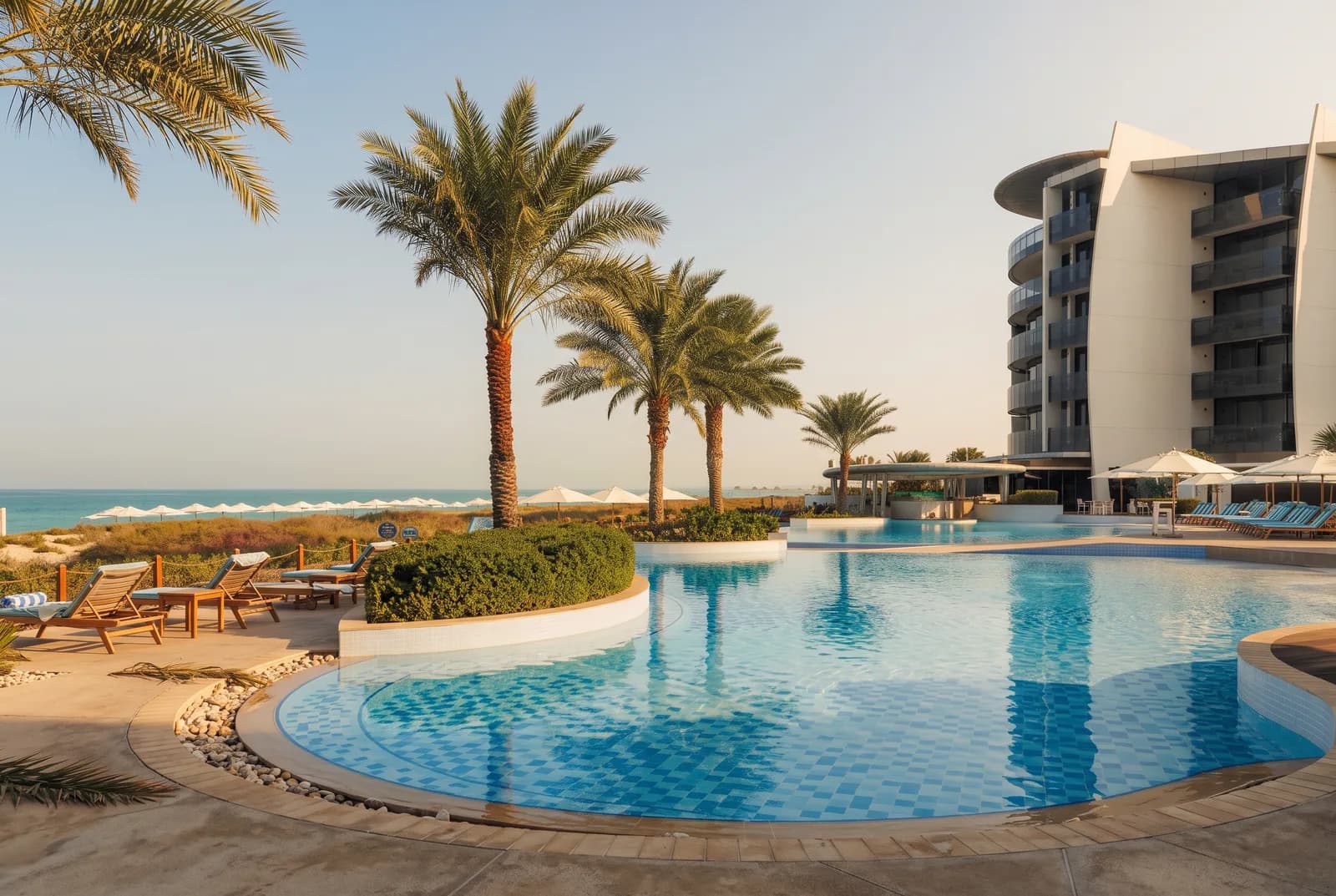 Pool und Resortgebäude am Meer, Jumeirah Saadiyat Island