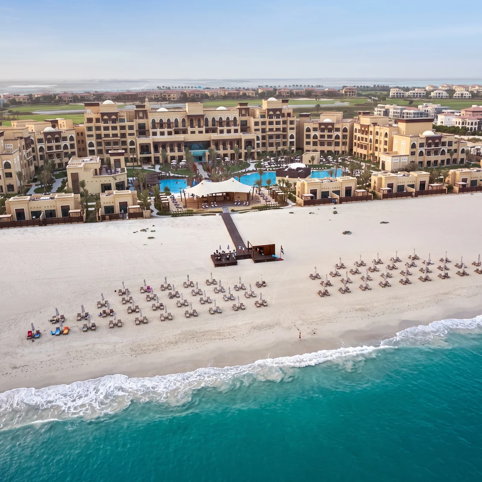 Vista aérea del resort y de la playa, Saadiyat Rotana