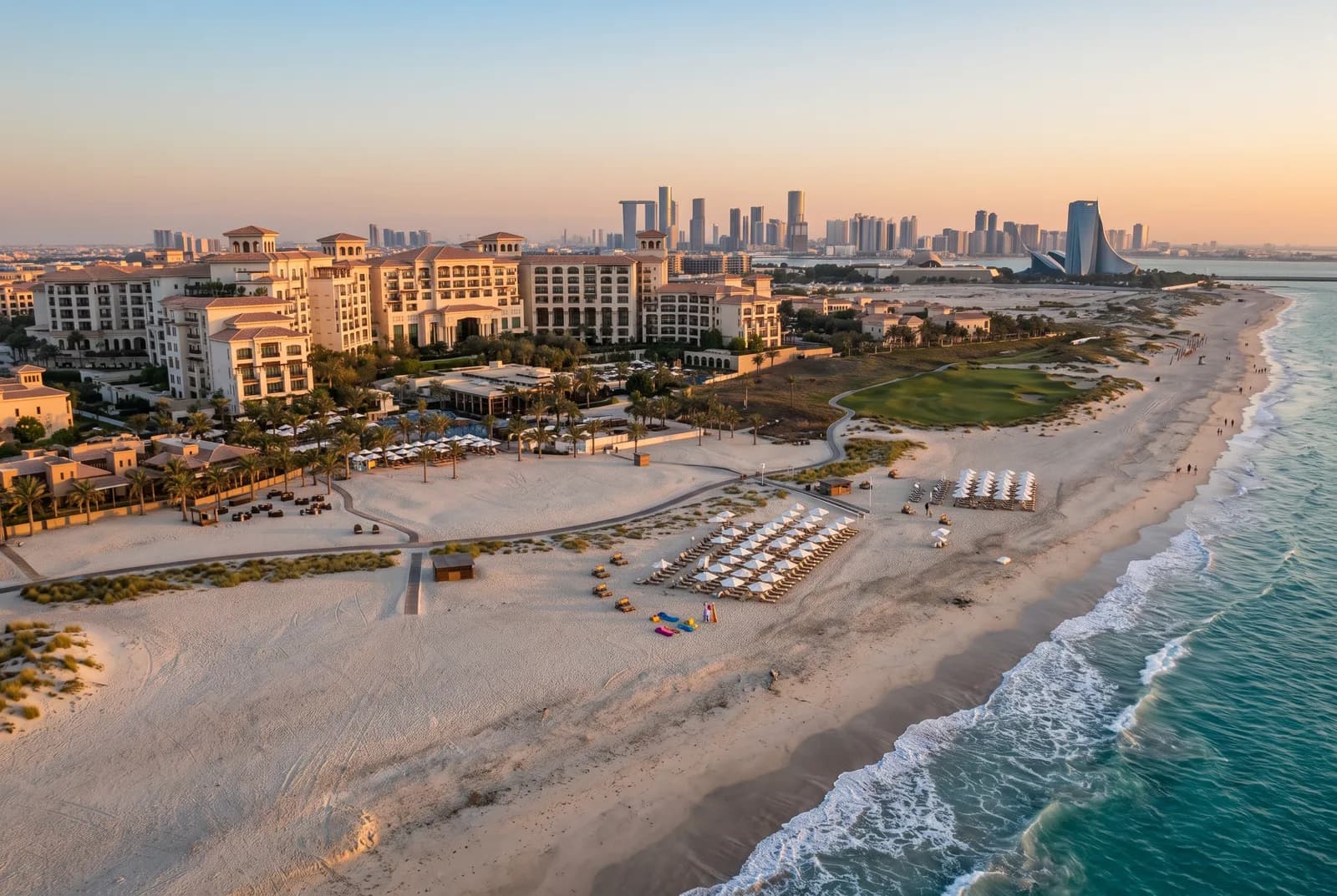 Luftaufnahme von Strand und Resort, St. Regis Saadiyat Island