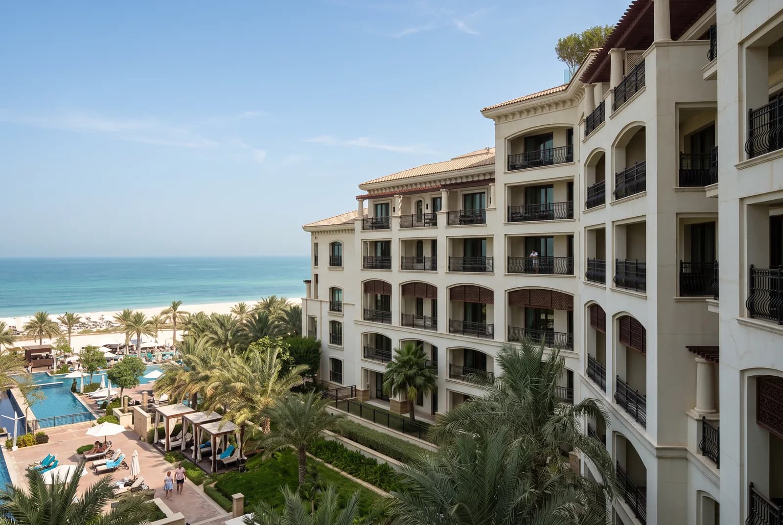 Bâtiment du resort face à la mer, St. Regis Saadiyat Island