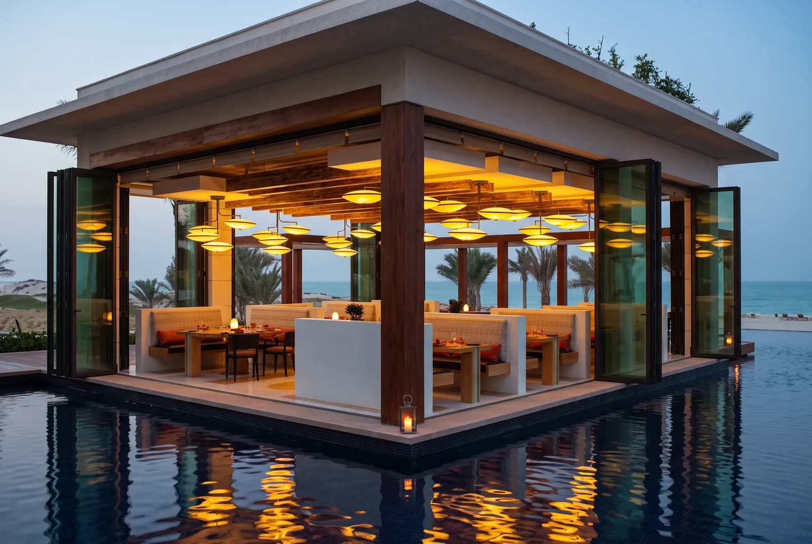 Terrasse de restaurant au bord de l’eau, St. Regis Saadiyat Island
