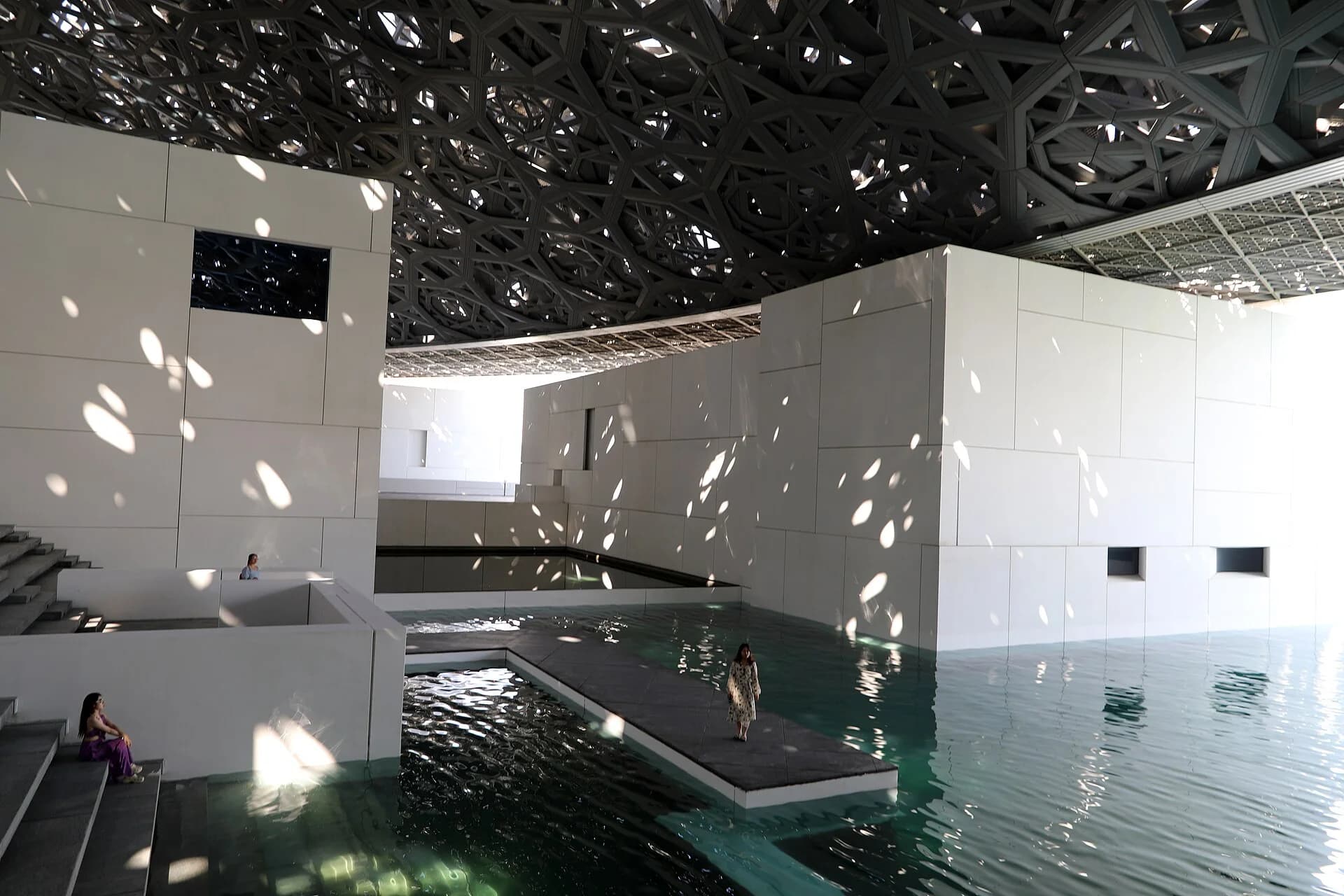 Vasca d’acqua e padiglioni bianchi sotto la cupola
