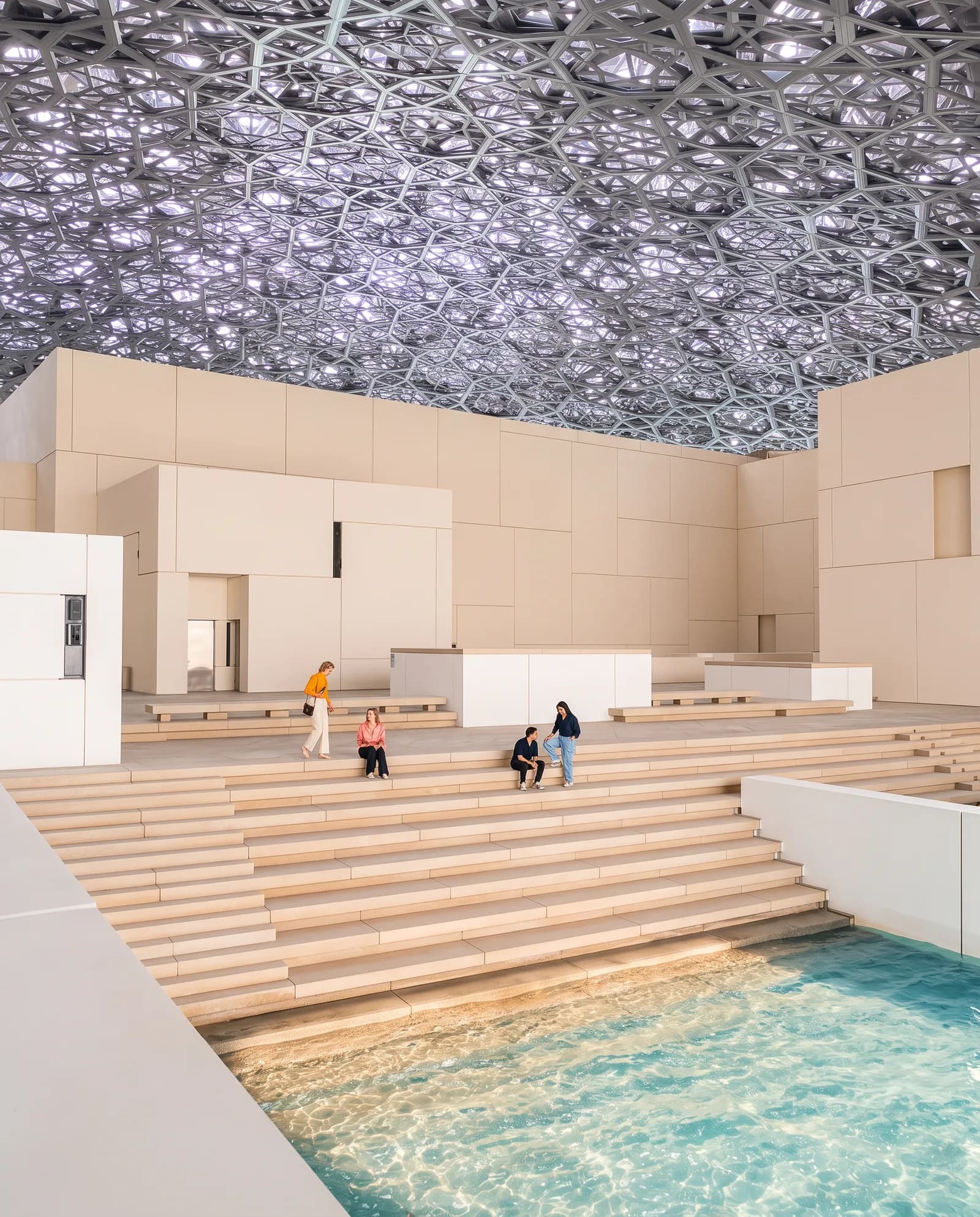Die Kuppel des Louvre Abu Dhabi über dem Wasser