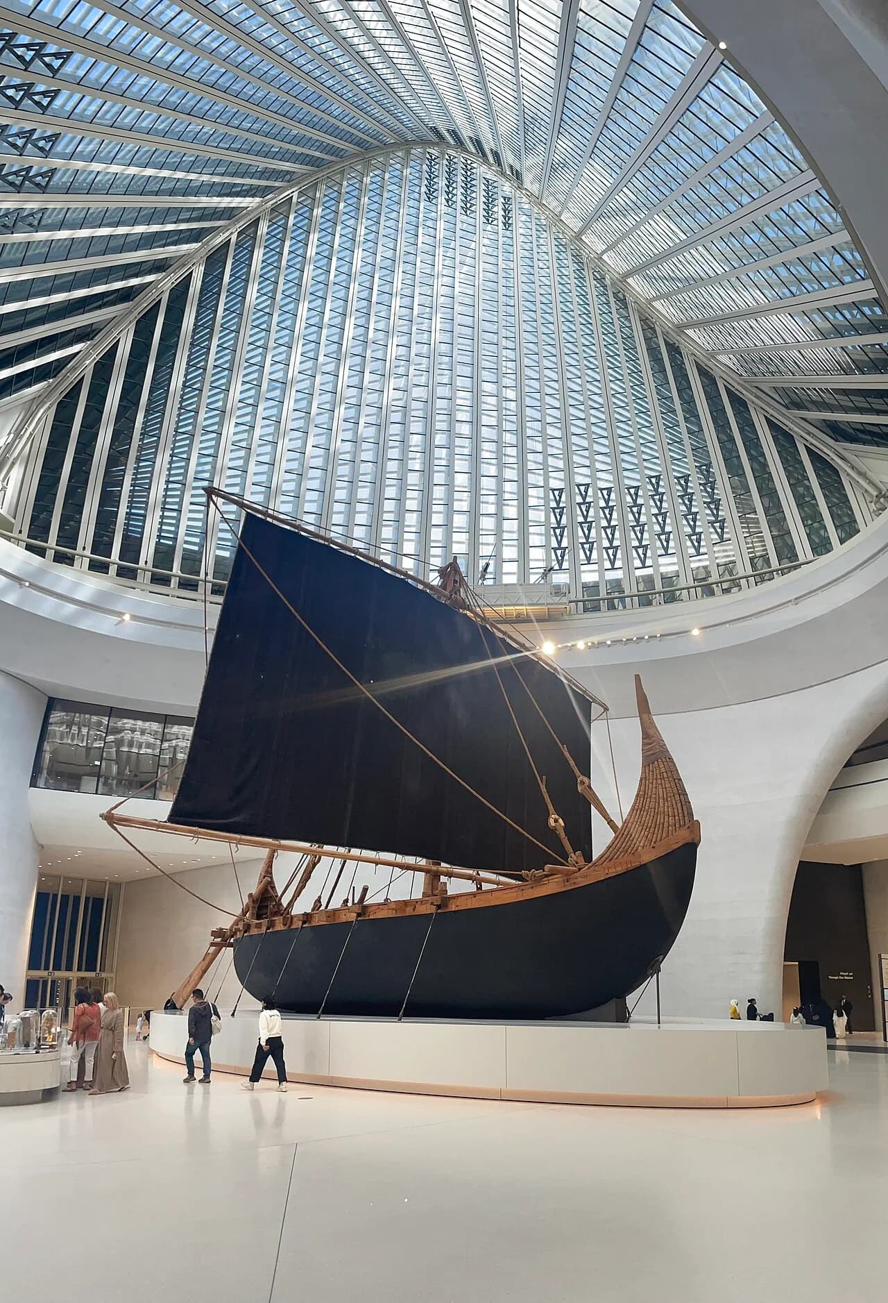 Rekonstruktion eines Magan-Bootes aus der Bronzezeit im Atrium