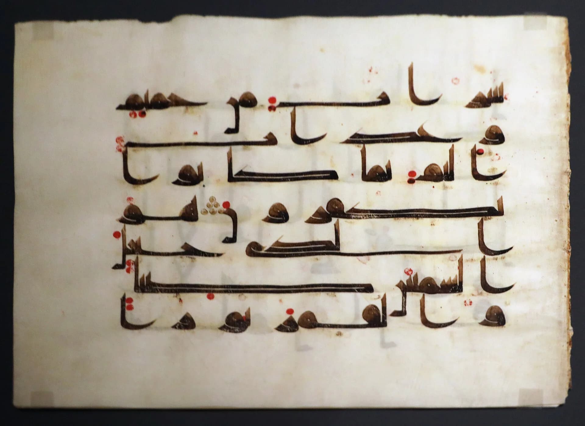 Koranblätter in Kufi-Schrift, 8. bis 9. Jahrhundert, Zayed National Museum